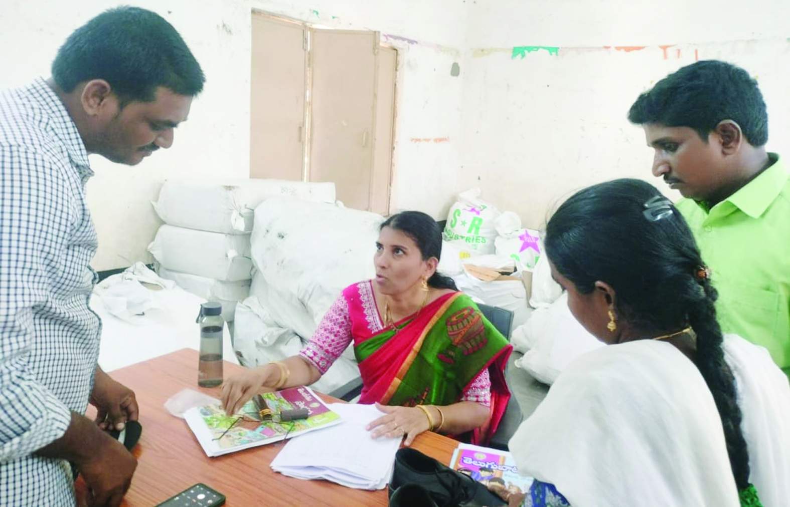 రికార్డులు తనిఖీ చేస్తున్న జిసిడిఒ