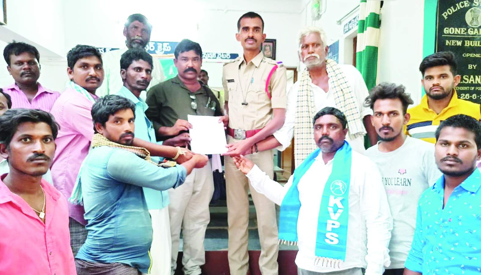 ఎస్‌ఐకి ఫిర్యాదు చేస్తున్న కెవిపిఎస్‌ నాయకులు