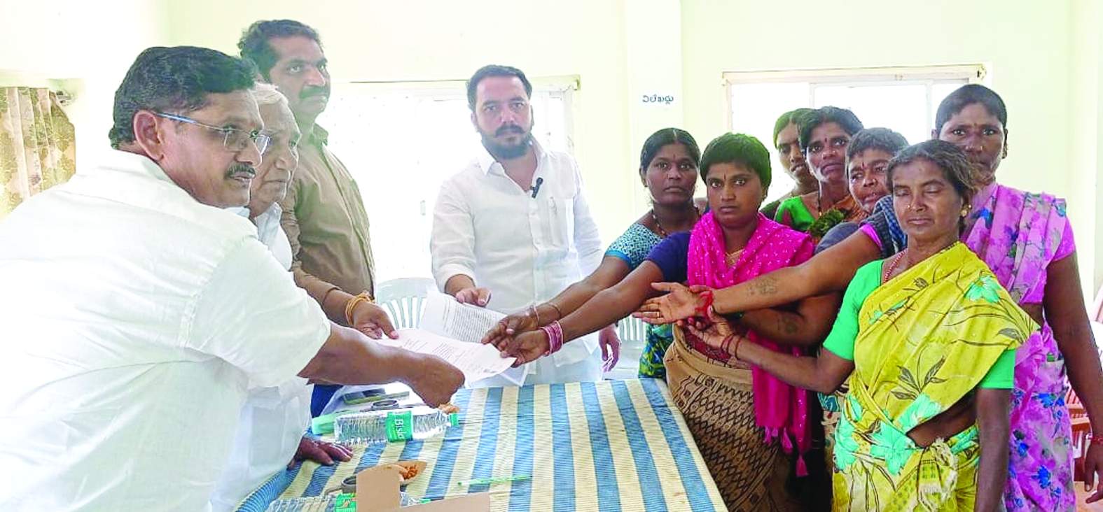 వినతిపత్రం సమర్పిస్తున్న నాయకులు