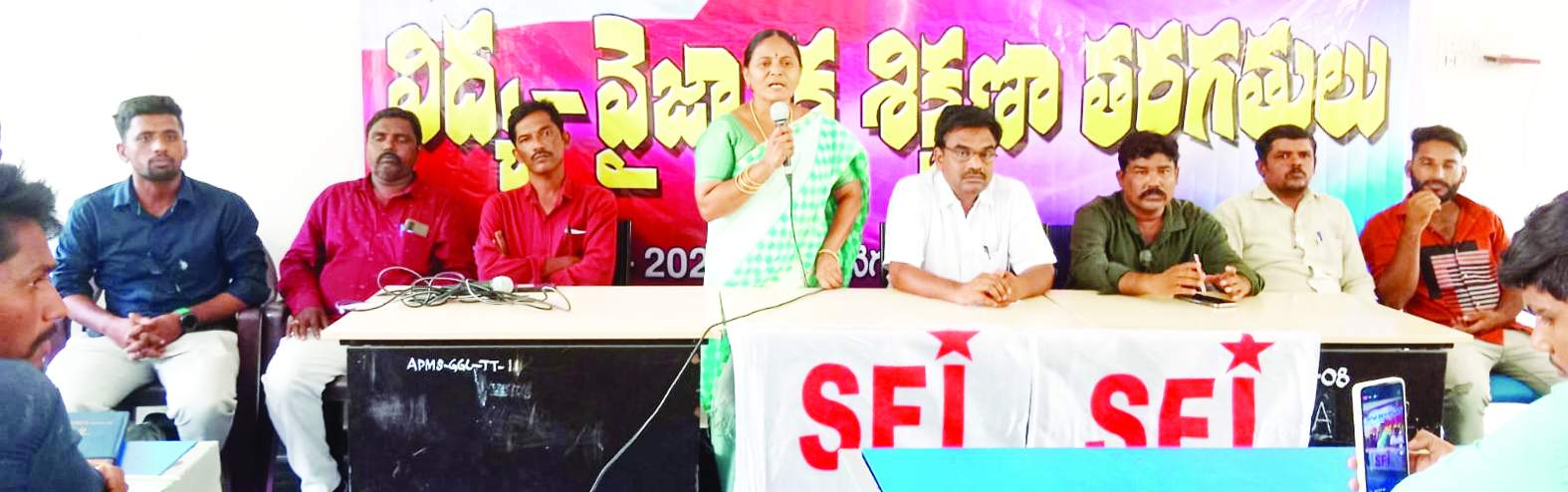 మాట్లాడుతున్న నాగమణి