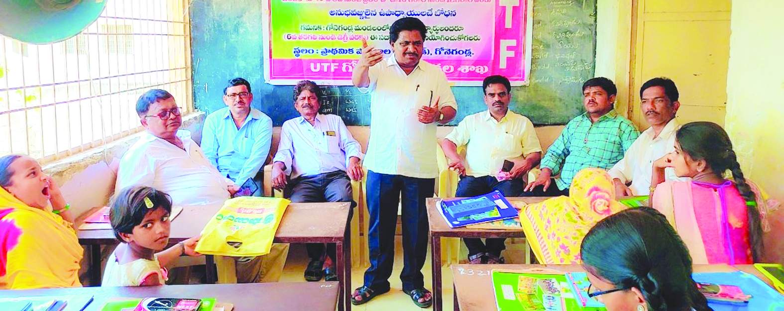 మాట్లాడుతున్న సురేష్‌ కుమార్‌