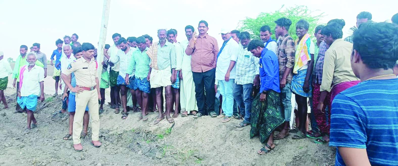 శ్మశాన స్థలంలో మాట్లాడుతున్న అధికారులు
