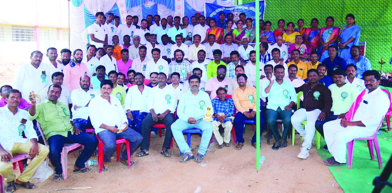 గురువులను సన్మానిస్తున్న విద్యార్థులు