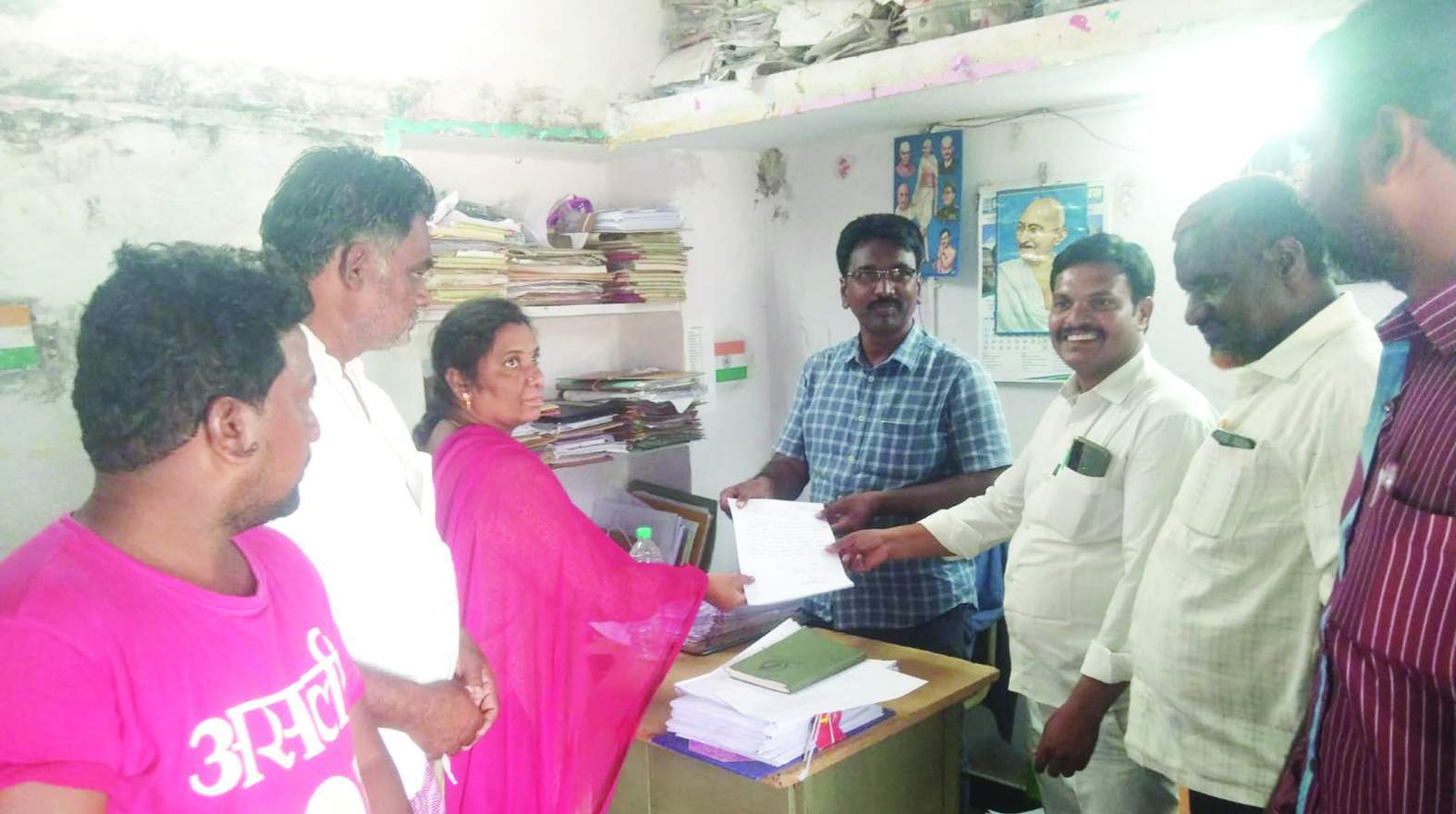 వినతిపత్రం సమర్పిస్తున్న సర్పంచి హైమావతి