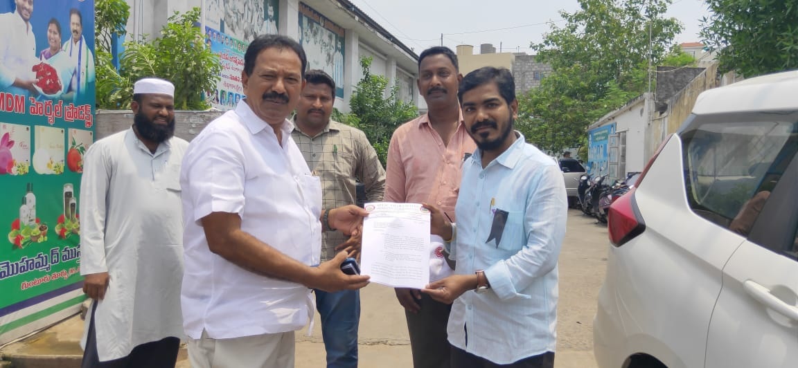 ఉద్యోగుల సమస్యలపై ఎమ్మెల్యేకు వినతి