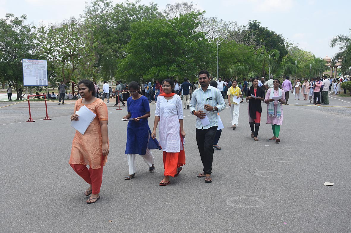 ప్రశాంతంగా నీట్‌ పరీక్ష