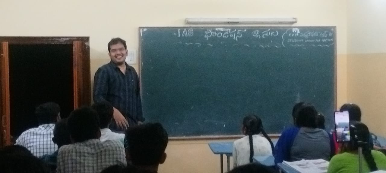 ఐఎఎస్‌ ఫౌండేషన్‌ క్లాసు బోధించిన ఐఆర్‌ఎస్‌ అధికారి