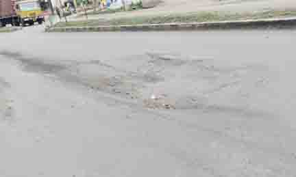 నెలరోజులు తిరక్కుండానే గోతులమయమైన రహదారి!