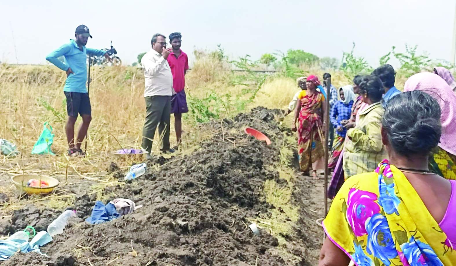 ఉపాధి పనులను తనిఖీ చేస్తున్న ఎపిఒ