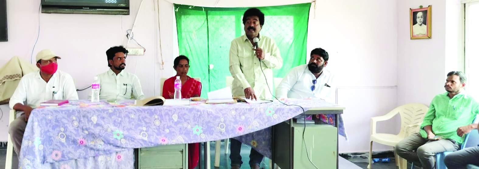 సమావేశంలో మాట్లాడుతున్న ఎంపిడిఒ ఆంథోని