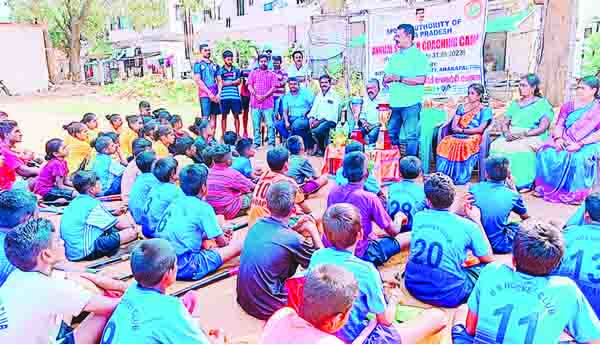 హాకీలో మరింతగా రాణించాలి