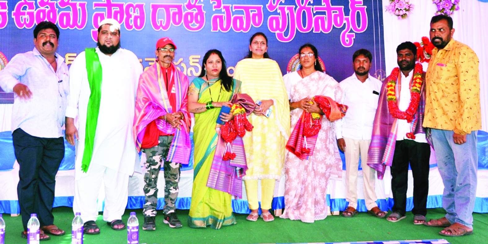 రక్తదాతలను సన్మానిస్తున్న సభ్యులు