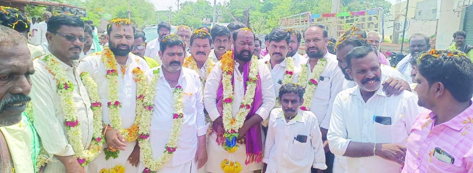 గుమ్మనూరు సోదరులను సన్మానిస్తున్న నాయకులు