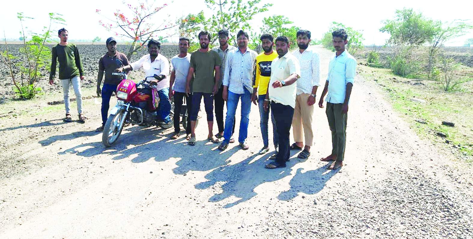 రోడ్డు మరమ్మతులు చేపట్టాలని నిరసన తెలుపుతున్న యువకులు