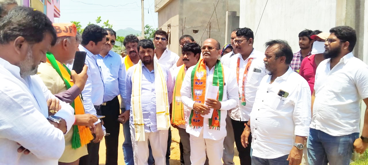 ఇళ్ల నిర్మాణాలు వేగవంతం చేయాలి