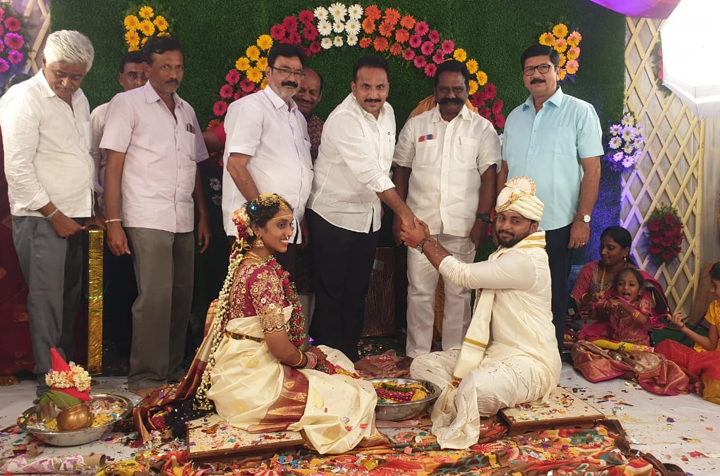 వధూవరులకు ఆశీర్వాదం