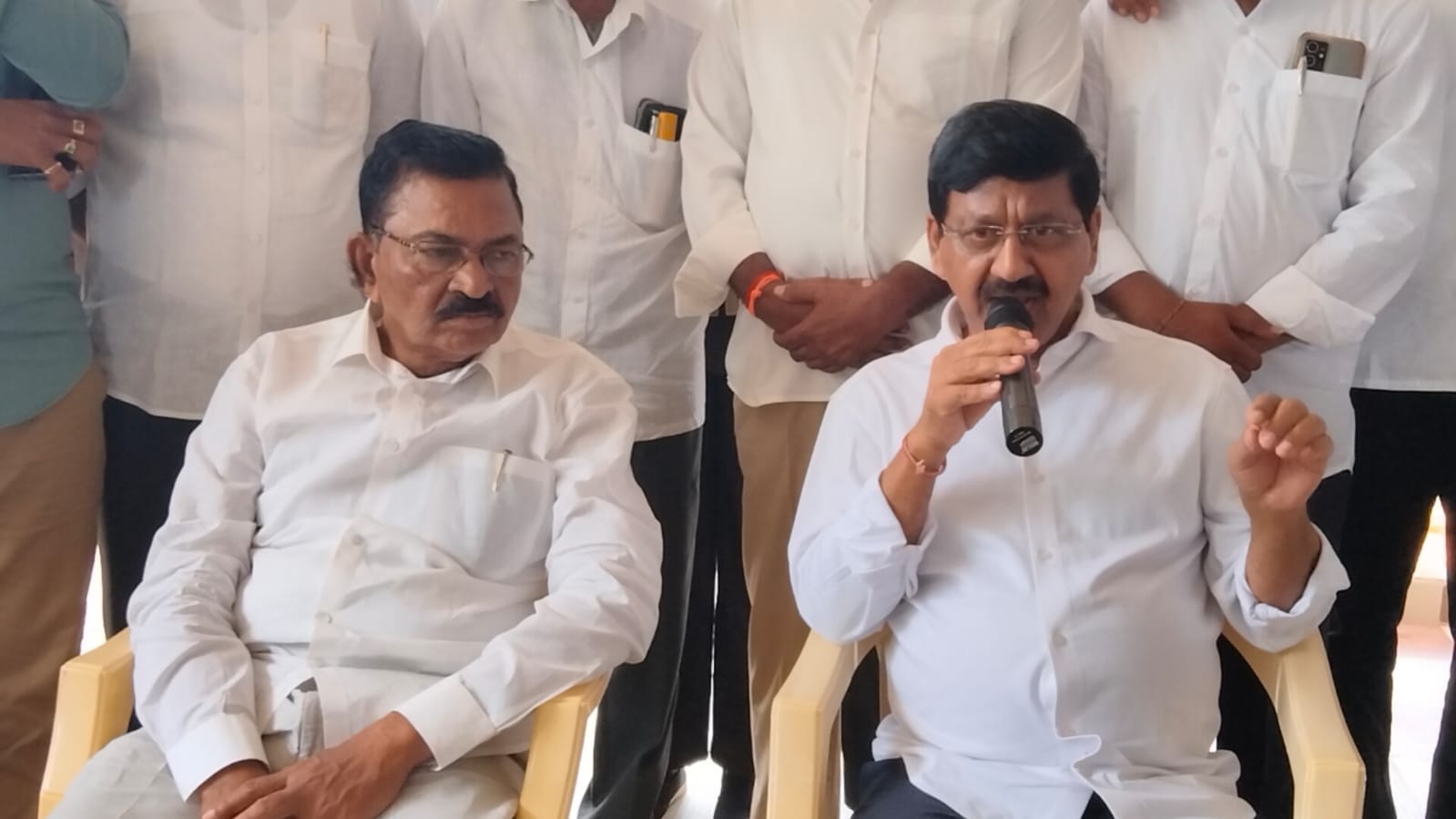 బొల్లినేని కలిసిన ఎంఎల్‌ఎ మేకపాటి