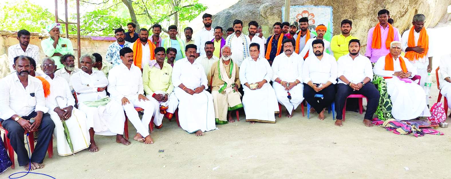 విగ్రహ ప్రతిష్టాపనలో పాల్గొన్న వాల్మీకి నాయకులు