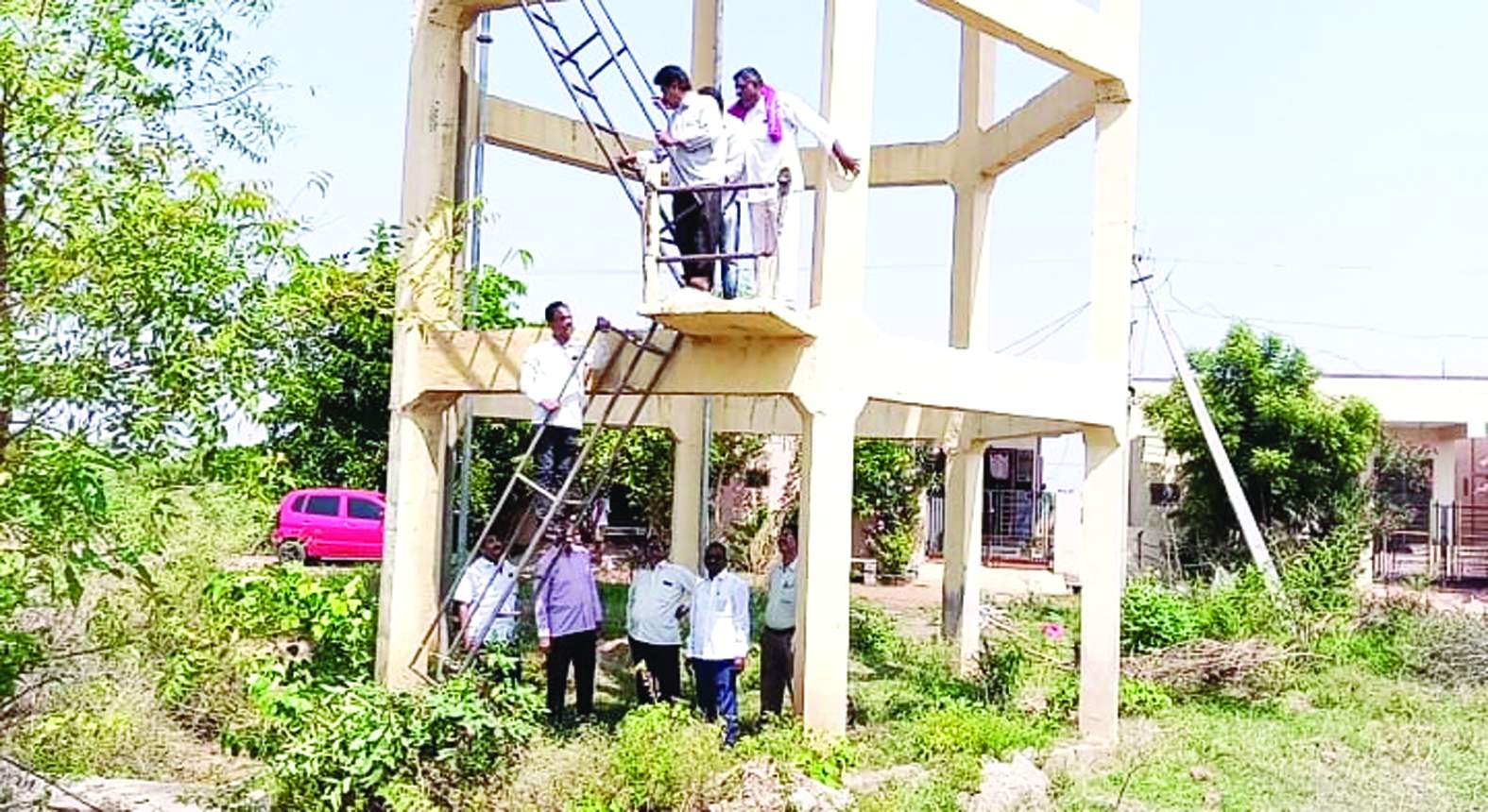 తిరుమలగిరి టౌన్‌షిప్‌లో వాటర్‌ ట్యాంకును పరిశీలిస్తున్న ప్రతినిధి బృందం