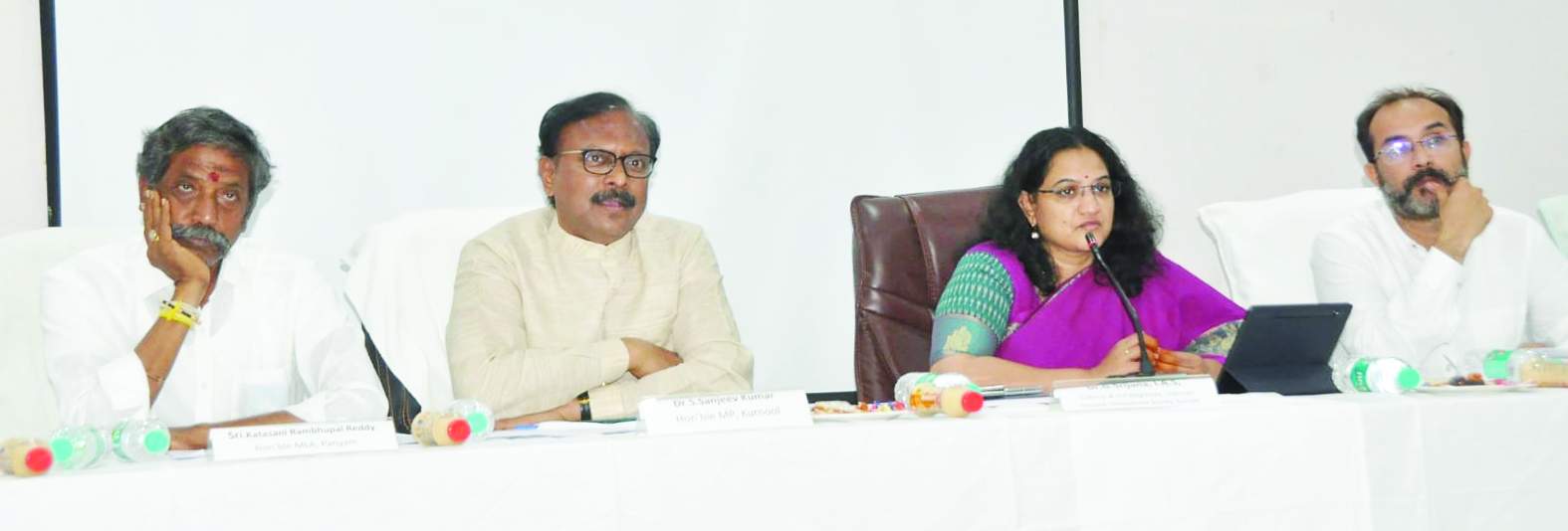 సమావేశంలో మాట్లాడుతున్న కలెక్టర్‌ సృజన