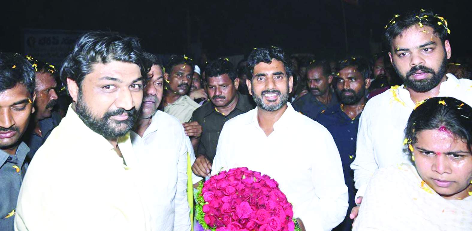 లోకేష్‌కు స్వాగతం పలుకుతున్న నాయకులు