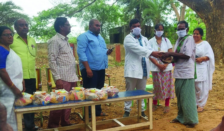 నిత్యావసరాలు పంపిణీ