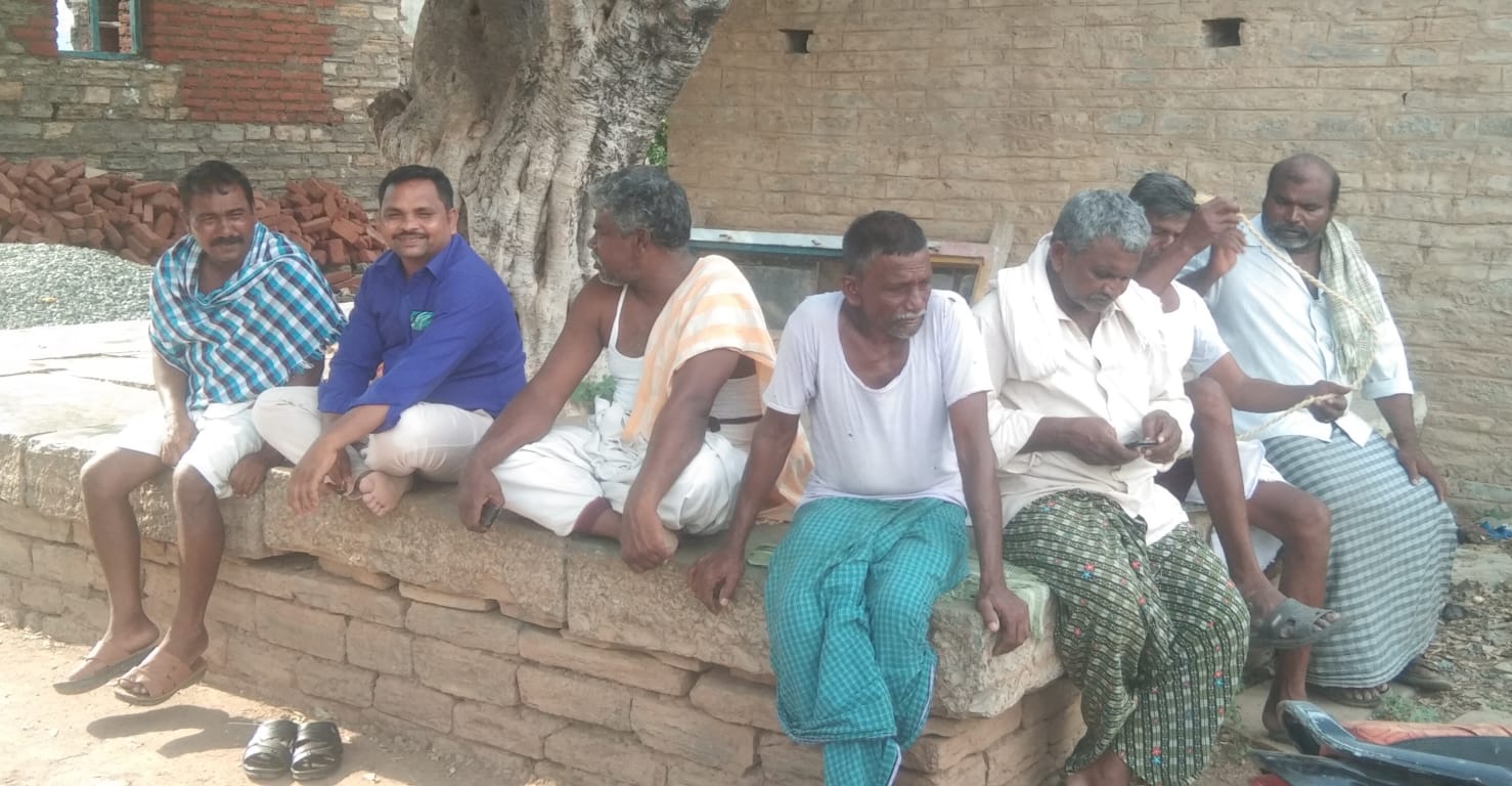 మధ్యాహ్న సమయంలో చెట్టు కింద ఉన్న ప్రజలు