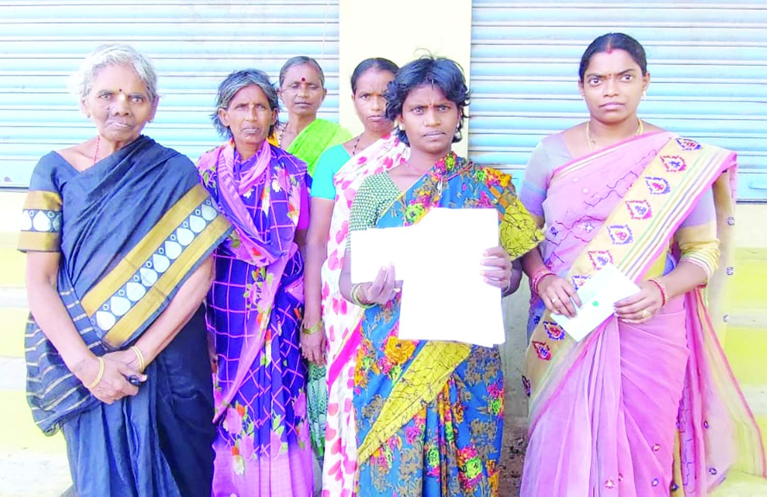 విలేకరుల ముందు వాపోతున్న పొదుపు మహిళలు