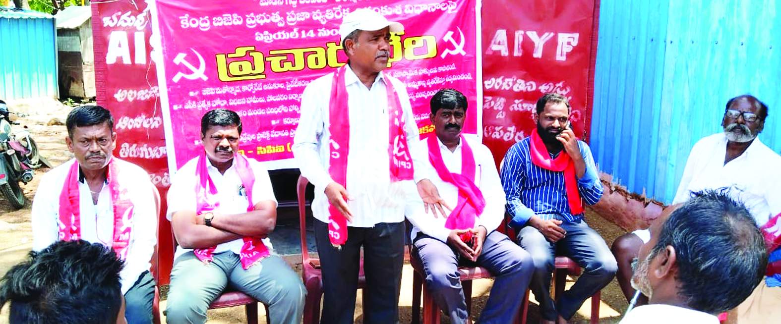 ప్రచార భేరి సభలో మాట్లాడుతున్న వెంకటేశులు