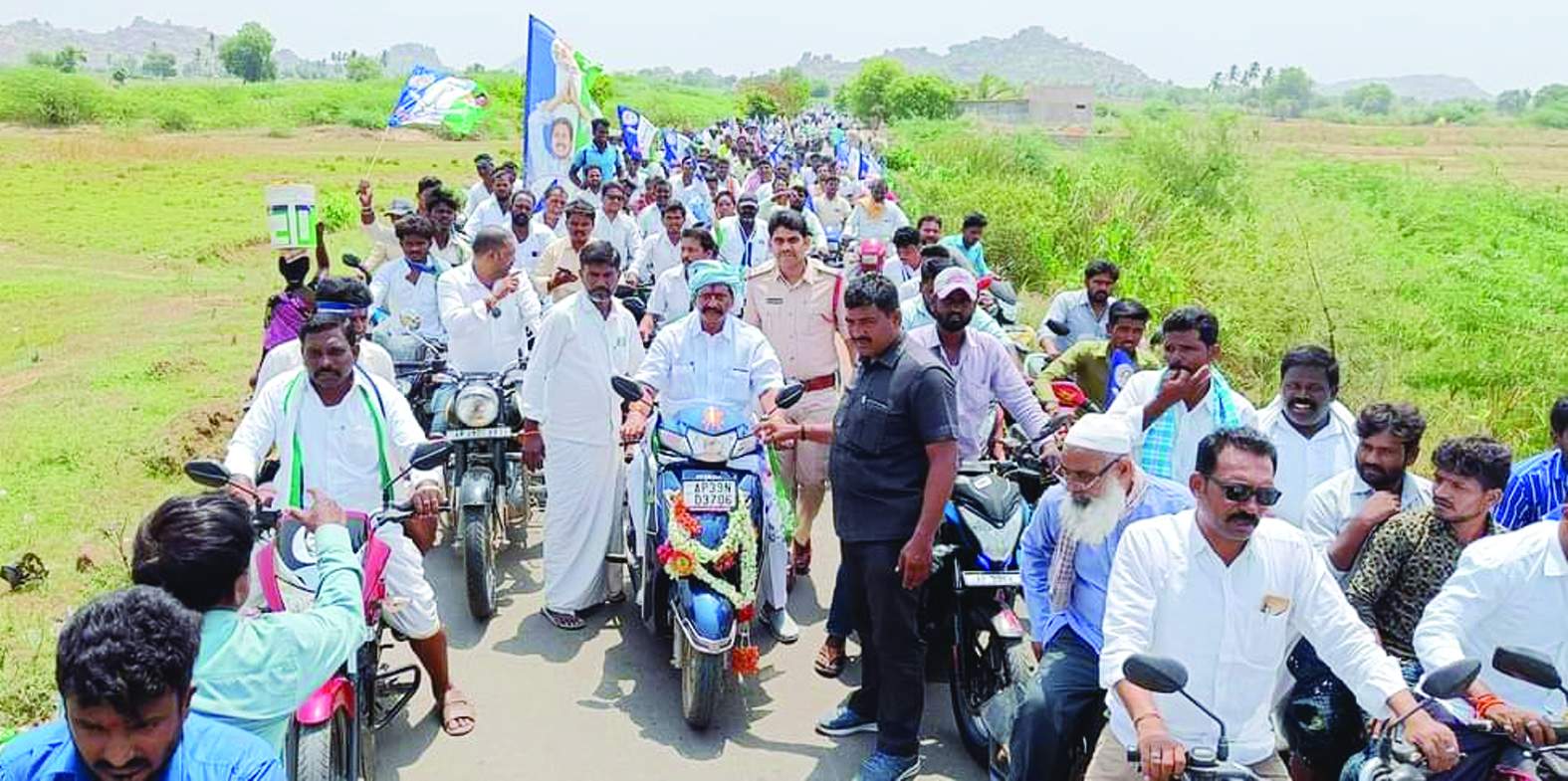 బైక్‌ నడుపుతూ ర్యాలీలో పాల్గొన్న ఎమ్మెల్యే బాలనాగిరెడ్డి