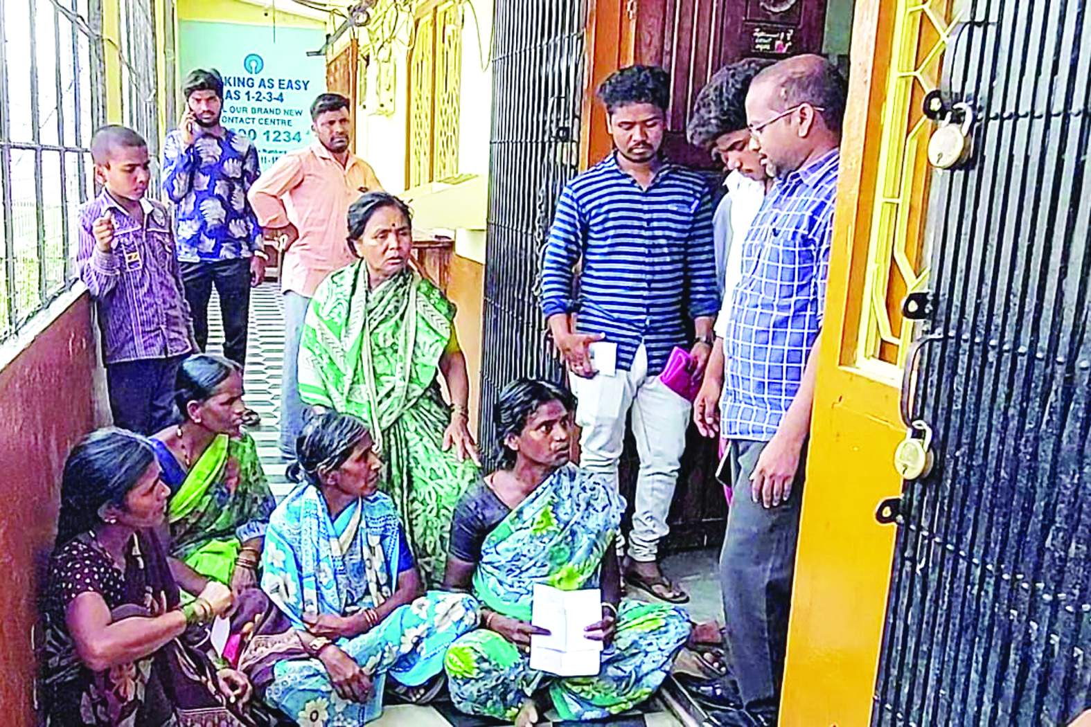 బ్యాంకు ముందు బైఠాయించిన భాగ్యలక్ష్మి పొదుపు గ్రూపు మహిళలు