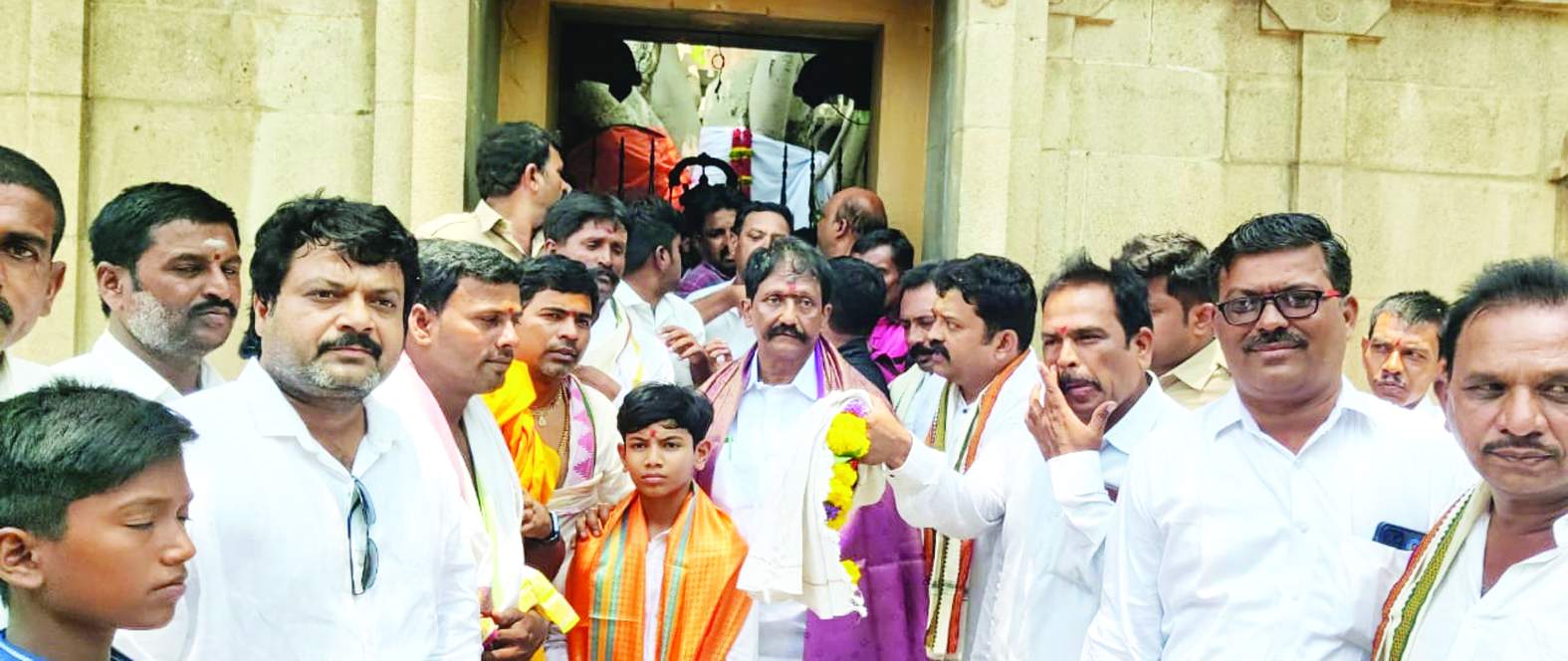 ఎమ్మెల్యేను సన్మానిస్తున్న నాయకులు