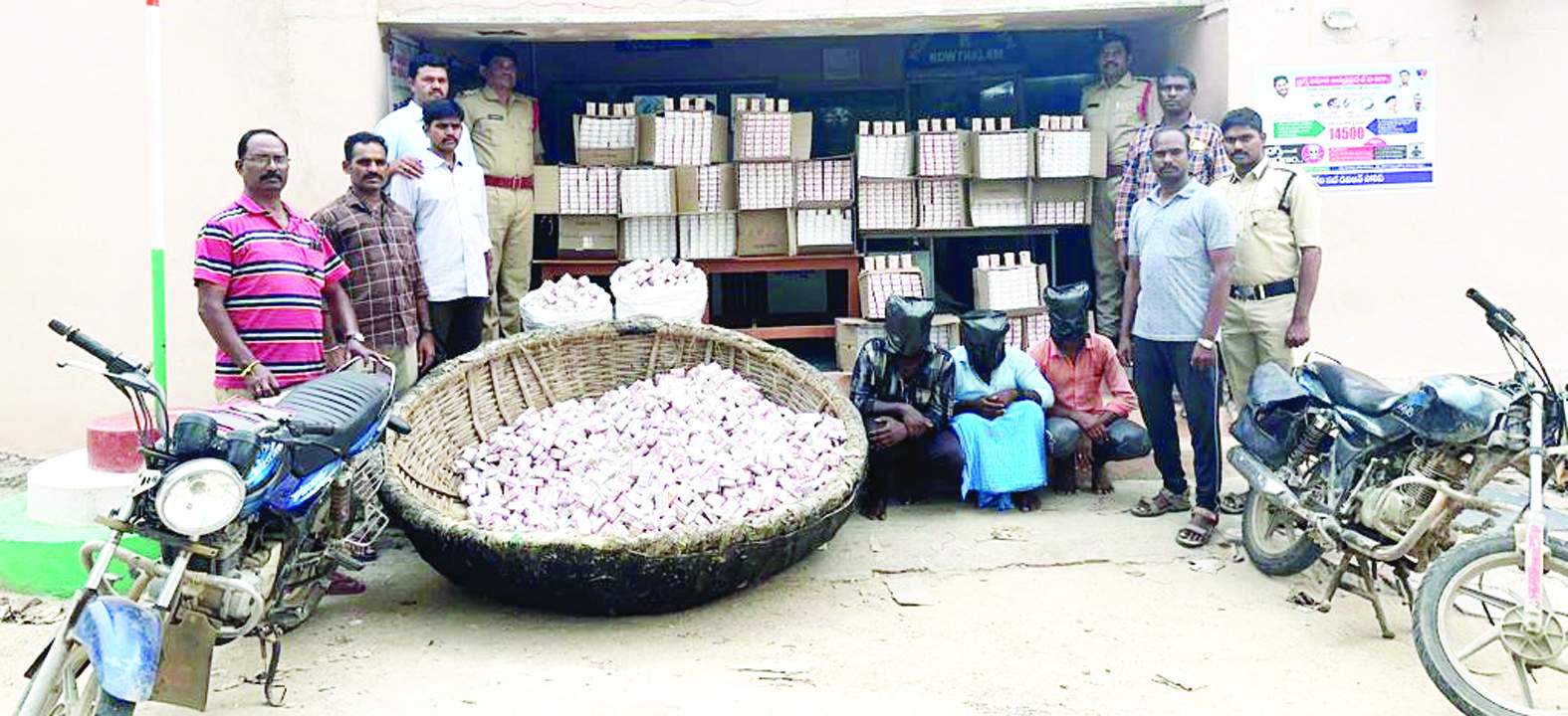 అక్రమ మద్యంతో ఉన్న పోలీసులు