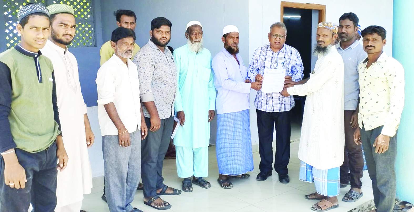 తహశీల్దార్‌కు ఫిర్యాదు చేస్తున్న మసీదు మేటీలు