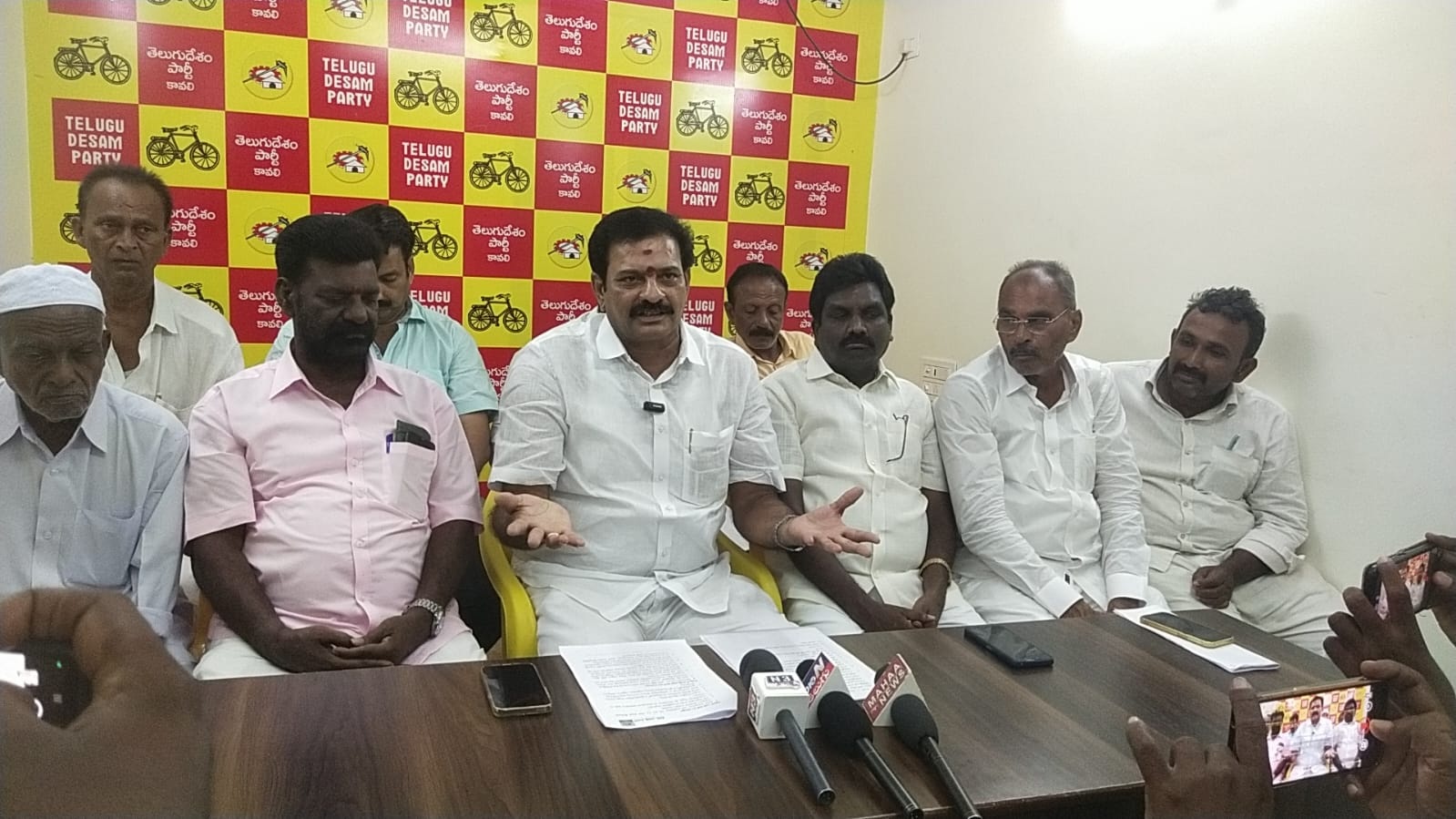 ముఖ్యమంత్రివి మోసపూరిత వాగ్దానాలు