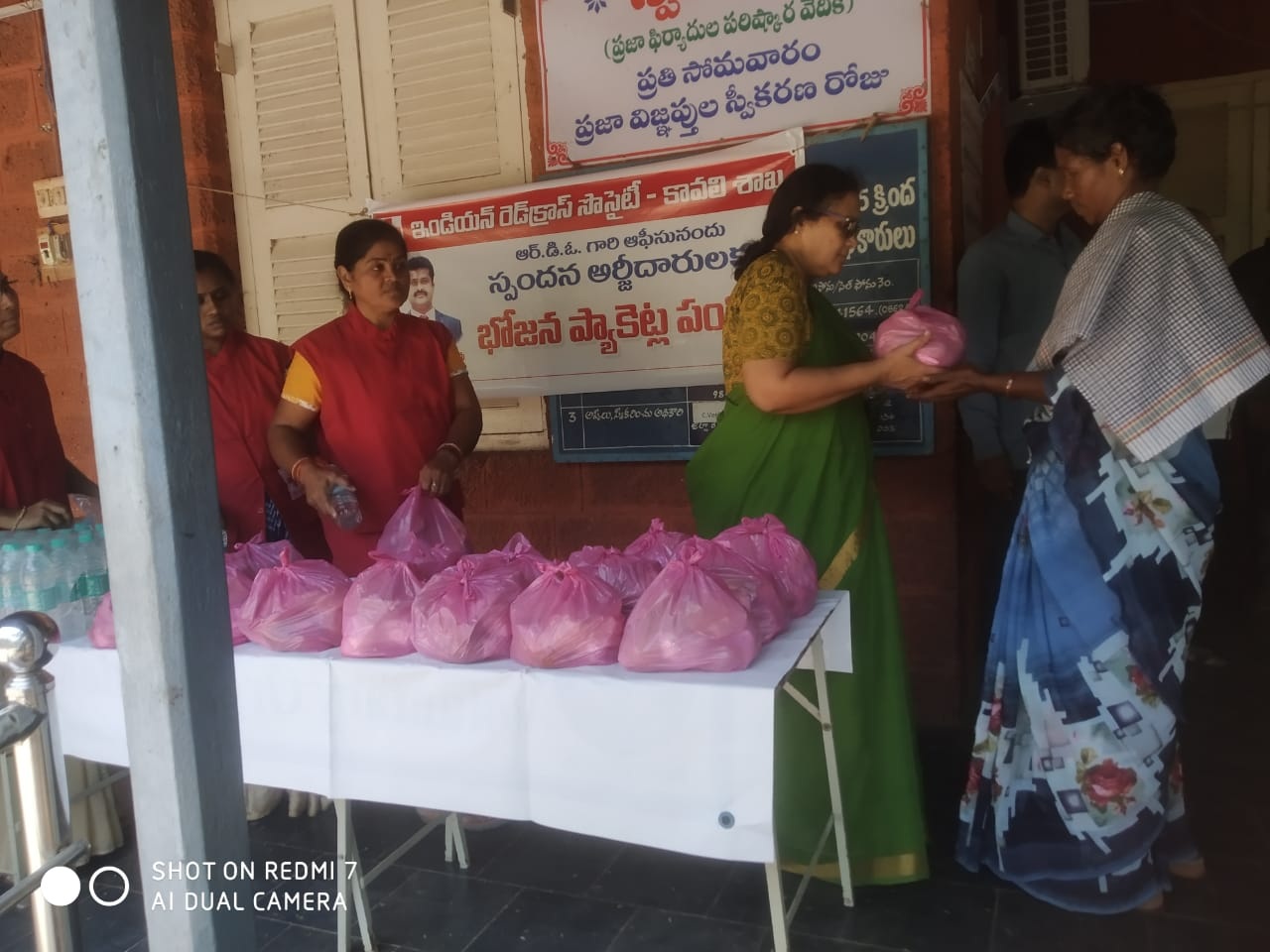 స్పందన అర్జీదారులకు అన్నదానం