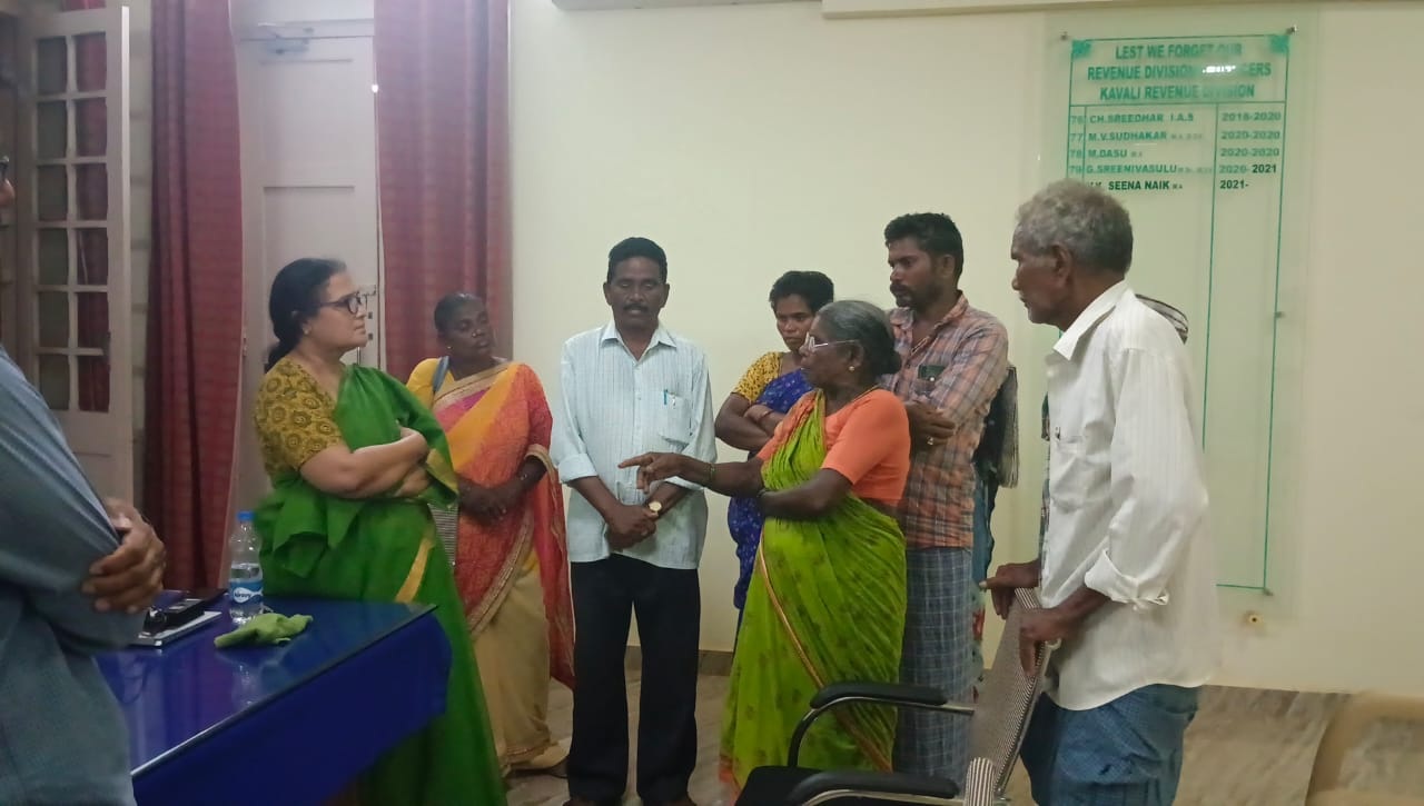 దళితుల భూముల్లో దురాక్రమణ తొలగించండి
