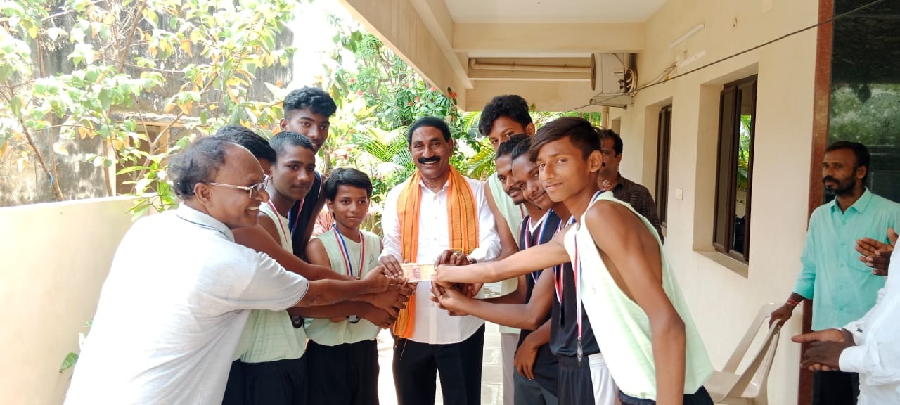 క్రీడాకారులకు రూ.10వేలు ప్రోత్సాహకం