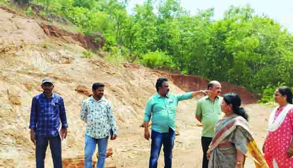 జగనన్న లేఅవుట్‌ స్థలం పరిశీలన