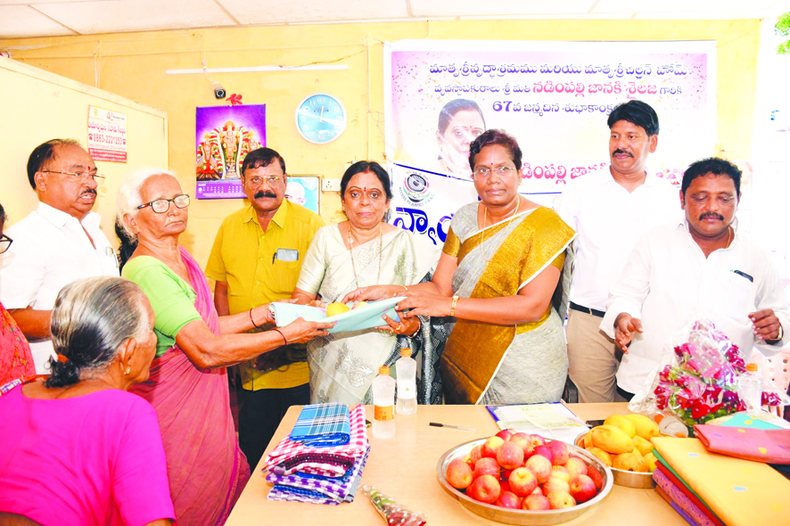 నడింపల్లి జానకిశైలజను అభినందిస్తున్న చంద్రమౌళీశ్వరి