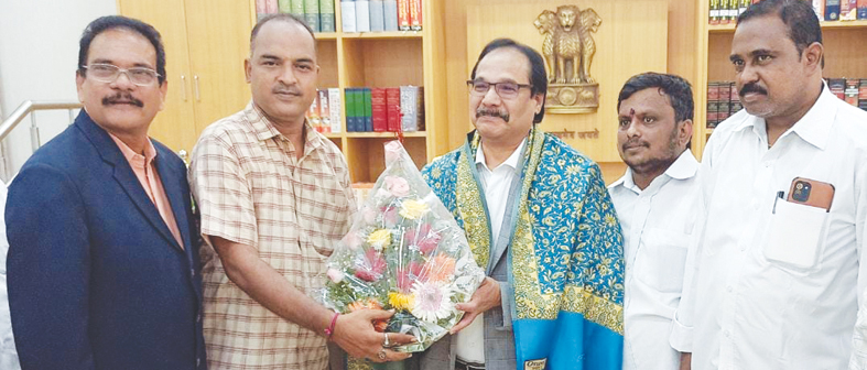 పుష్పగుచ్చంతో అభినందిస్తున్న ఉద్యోగుల సంఘం నాయకులు