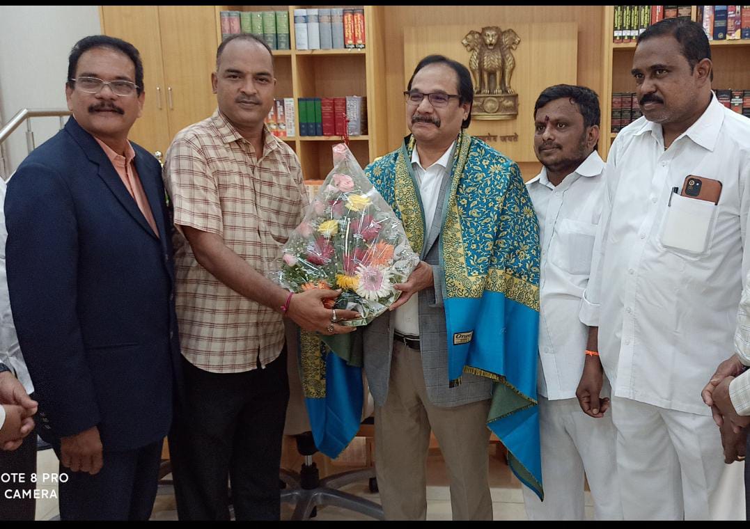 హైకోర్టు సీజెను కలిసిన నాల్గవ తరగతి ఉద్యోగుల సంఘం నాయకులు