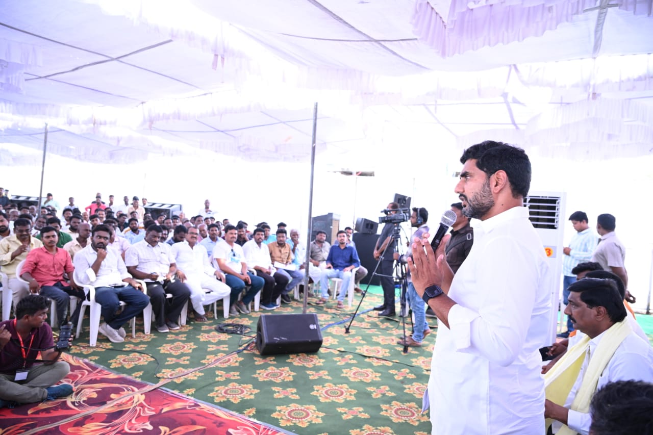 మైనింగ్‌ యజమానులు, కార్మికులతో ముఖాముఖి మాట్లాడుతున్న నారా లోకేష్‌