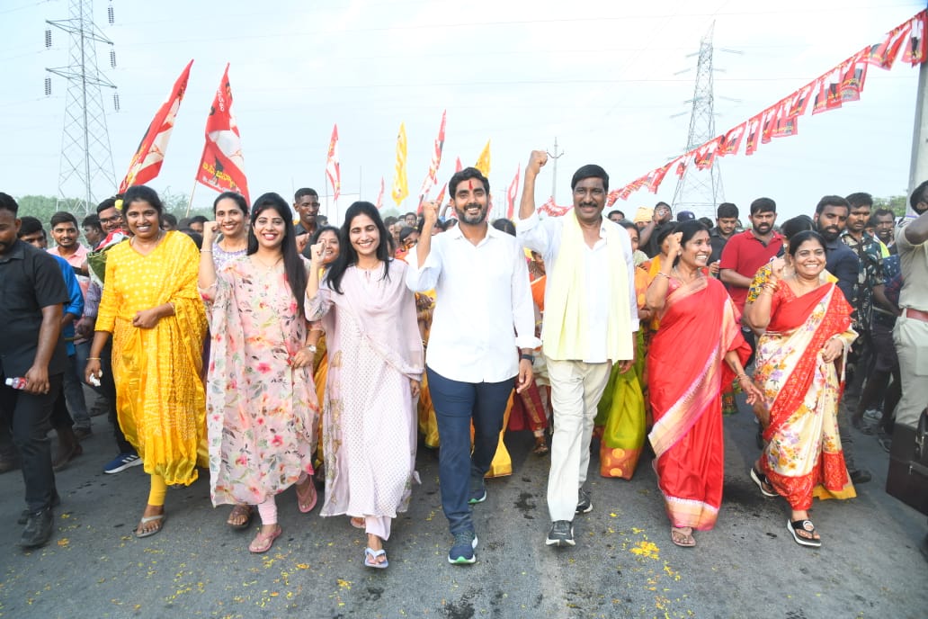 యువగళం పాదయాత్రలో నారా లోకేష్‌ వెంట మాజీ ఎమ్మెల్యే బిసి జనార్దన్‌రెడ్డి, ఆయన సతీమణి బిసి ఇందిరా, మహిళలు