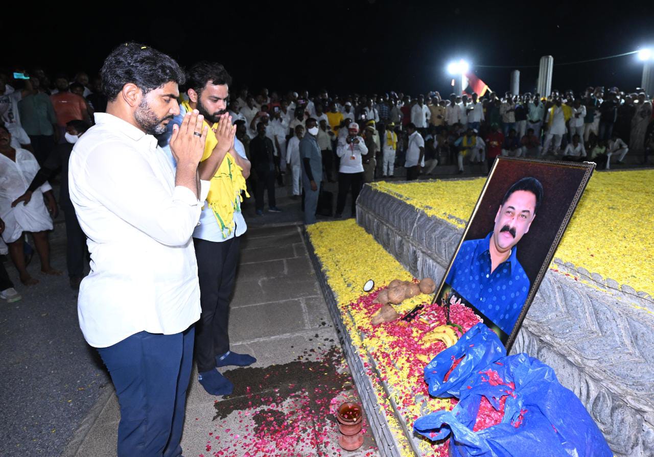 భూమా నాగిరెడ్డి సమాధి వద్ద నివాళ్లులర్పిస్తున్న నారా లోకేష్‌