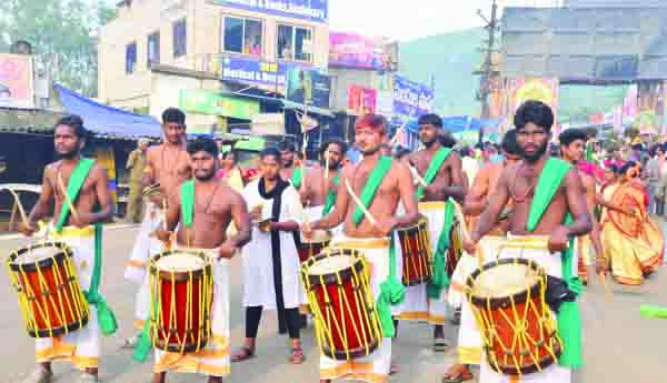 మోదకొండమ్మ ఉత్సవాలకు పోటెత్తిన భక్తులు
