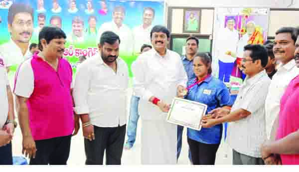 క్రీడాకారులకు ఎమ్మెల్యే గణేష్‌ అభినందనలు