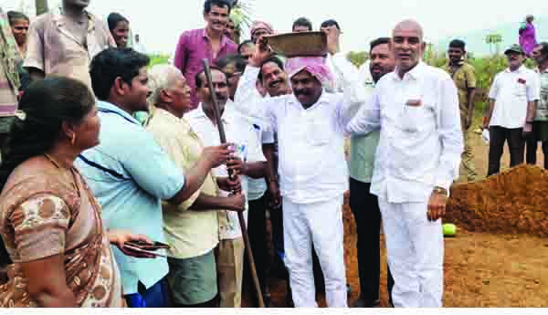 కూలీల సమస్యల పరిష్కారానికి కృషి