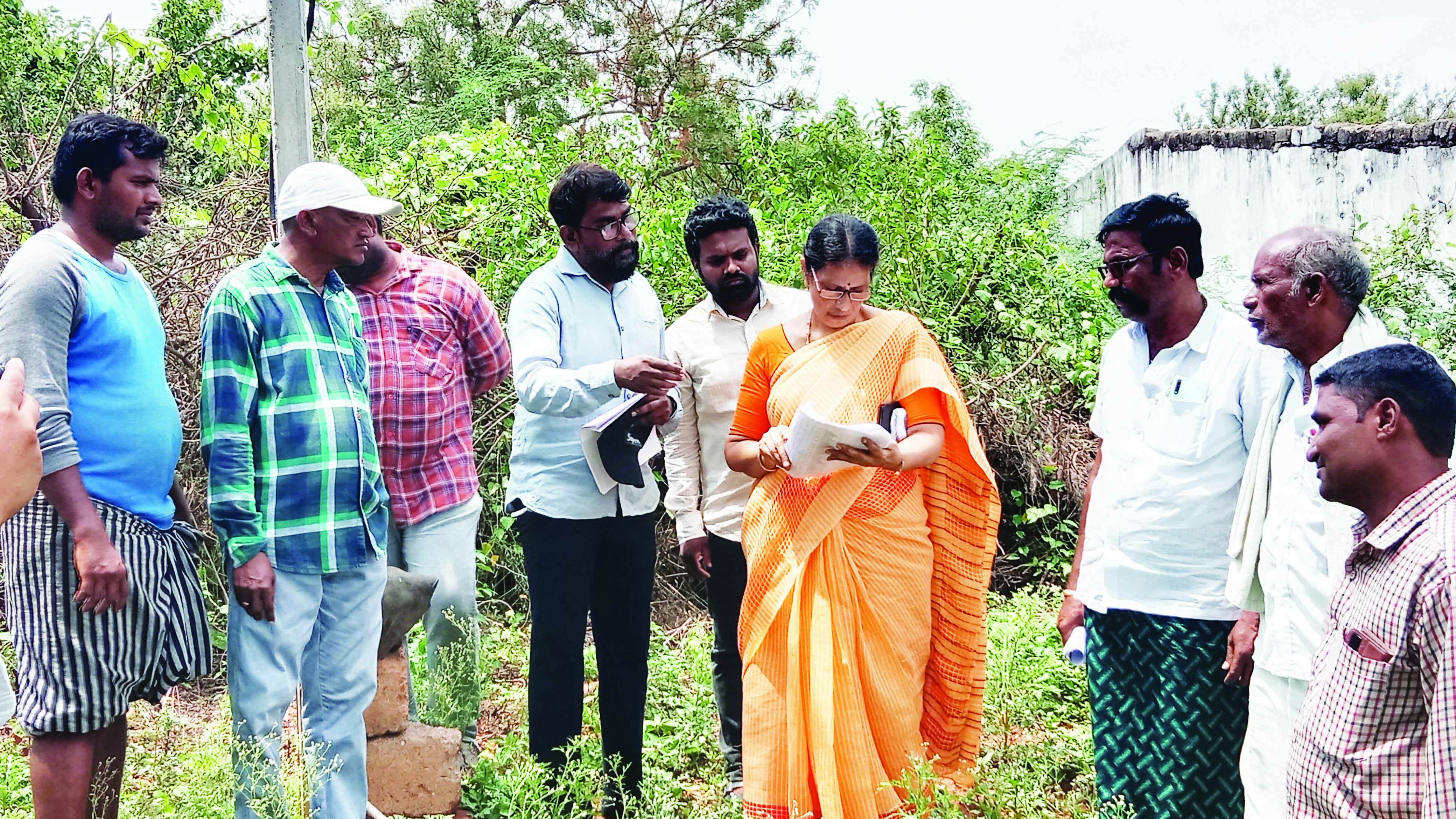 రైతుల భూముల్లో డిప్యూటీ కలెక్టర్‌