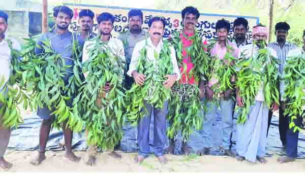 మత్స్యకారుల వినూత్న నిరసన